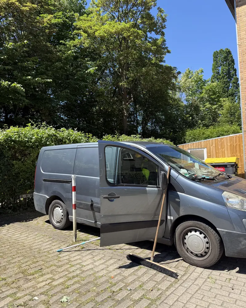 Einsatzfahrzeug von Objektservice Wein bei der Arbeit an einer Wohnanlage